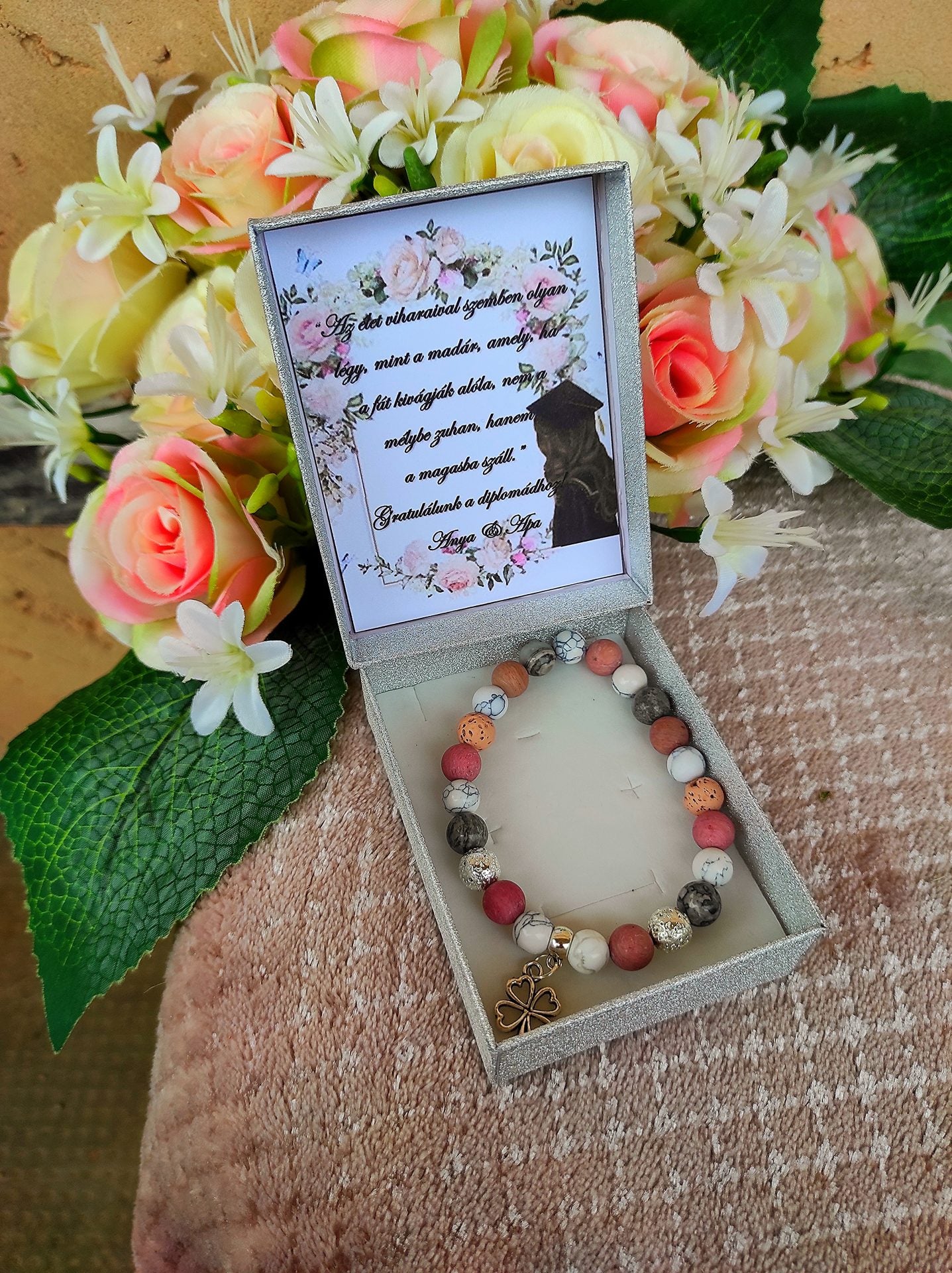 Diplomaosztóra szerencsehozó karkötő